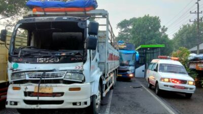 Kaca depan truk yang pecah usai ditabrak bus Sugeng Rahayu, Sabtu (2/3/2024). (Redaksi/kabarterdepan.com) 