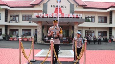 Kapolres Batu AKBP Oskar Syamsuddin saat memimpin Apel Gelar Pasukan Operasi Keselamatan Semeru 2024. (Yan/kabarterdepan.com) 