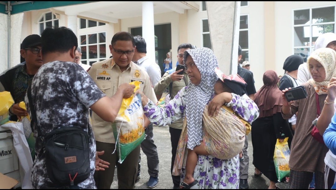 Pj Wali Kota Batu Aries Agung Paewai, saat tengah memantau Operasi Pasar hari kelima di Balai Desa Pandanrejo. (Yan/kabarterdepan.com) 