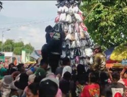Ruwah Desa Medali Mojokerto, Ratusan Warga Berebut Berkah Gunungan Sepatu