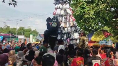 Suasana warga Berebut berkah gunungan sepatu dalam rumah desa Medali, Kabupaten Mojokerto, Sabtu (2/3/2024). (Redaksi/kabarterdepan.com) 