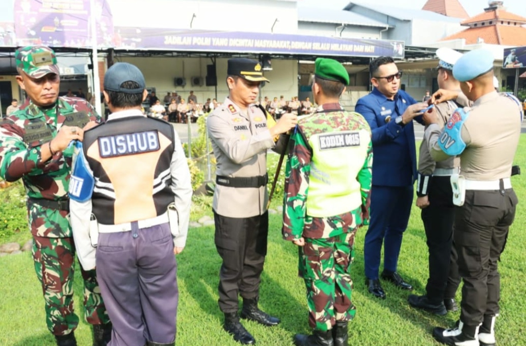 Penyematan pita operasi keselamatan Semeru 2024 di Mapolres Mojokerto Kota, Sabtu (2/3/2024). (Joe/kabarterdepan.com) 