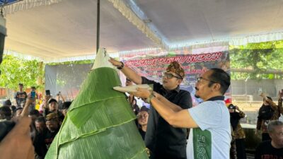 Pj Wali Kota Mojokerto potong tumpeng tradisi nyadran di Lingkungan Kemasan, Minggu (3/3/2024). (Diskominfo Kota Mojokerto)