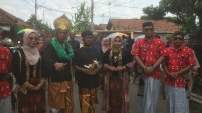 Perangkat desa Bejijong mengenakan baju adat majapahitan. (Erix/kabarterdepan.com) 