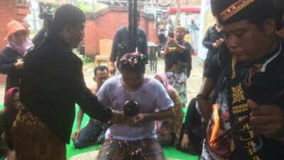 Ritual siraman dalam ruwat Desa Bejijong. (Erix/kabarterdepan.com) 