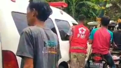 IMG 20240304 161907 1 Ayah dan anak tewas berpelukan dievakuasi menggunakan mobil ambulance, Senin (4/3/2024). (Masrikin/kabarterdepan.com)