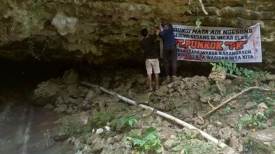 Warga Grobogan memasang spanduk penolakan eksploitasi mata air ngesong, Selasa (5/3/2024). (Masrikin/kabarterdepan.com) 