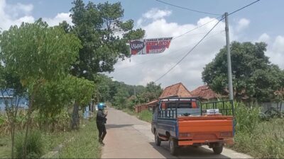 Spanduk penolakan juga dipasang di jalan desa, Selasa (5/3/2024). (Masrikin/kabarterdepan.com) 