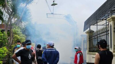 Proses Fogging oleh Dinkes Kota Batu du Desa Punten, Kecamatan Bumiaji, Selasa (5/3/2024). (Yan/kabarterdepan.com) 