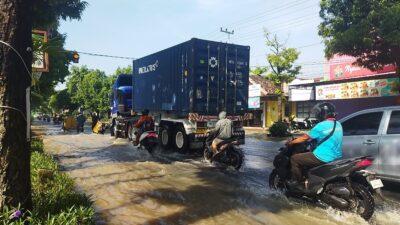 Kondisi banjir di jalan raya Pemuda, Mojosari, Mojokerto, Rabu (6/3/2024) pagi. (Redaksi/kabarterdepan.com)