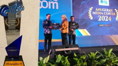 Kadis Kominfo Pemkot Batu Onny Ardianto, saat tengah menerima penghargaan pada AMC Tahun 2024. (Yan/kabarterdepan.com)