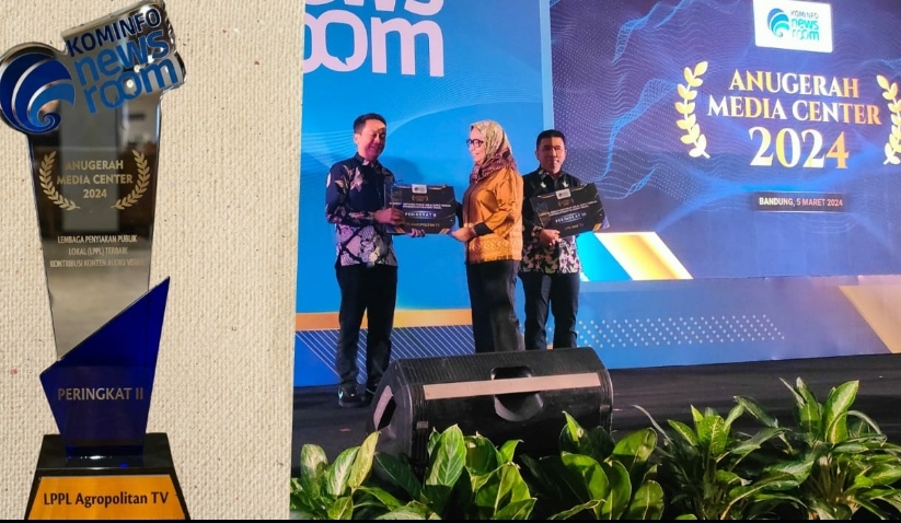 Kadis Kominfo Pemkot Batu Onny Ardianto, saat tengah menerima penghargaan pada AMC Tahun 2024. (Yan/kabarterdepan.com)