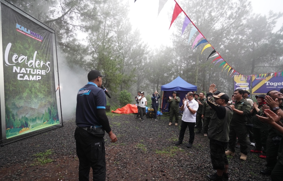 Pj Wali Kota Batu Aries Agung Paewai, saat menghadiri kegiatan acara Leader's Nature Camp di Wisata BDG Coban Rais (Yan/kabarterdepan.com) 