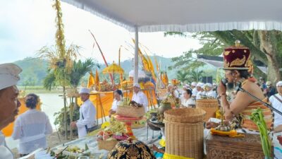 Upacara Melasti umat Hindu di Waduk Siman, Kamis (7/3/2024). (Dita/kabarterdepan.com)
