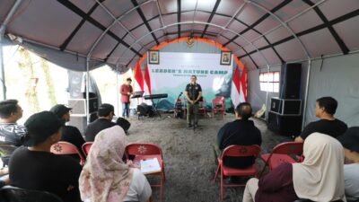 Pj Wali Kota Batu Aries Agung Paewai, saat memberikan sambutan dalam kegiatan acara penutupan Leader's Nature Camp di BFG Coban Rais. (Yan/kabarterdepan.com)