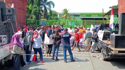 Warga Awang-awang saat menggelar aksi unjuk rasa di depan pabrik PT Sinar Sosro Mojokerto, Jumat (8/3/2024). (Joe/kabarterdepan.com) 
