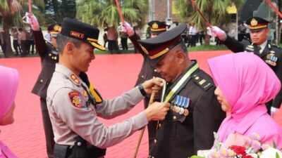 Kapolres Batu AKBP Oskar Syamsuddin, saat memberikan penghargaan kepada 4 personil yang masuki masa purna. (Yan/kabarterdepan.com)