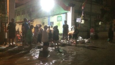 Warga siaga banjir, Sabtu (9/3/2024) malam. (Erik/kabarterdepan.com) 