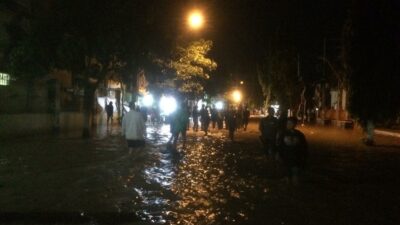 Banjir di sejumlah titik di kecamatan Sooko, Mojokerto, Sabtu (9/3/2024) malam. (Erix/kabarterdepan.com)