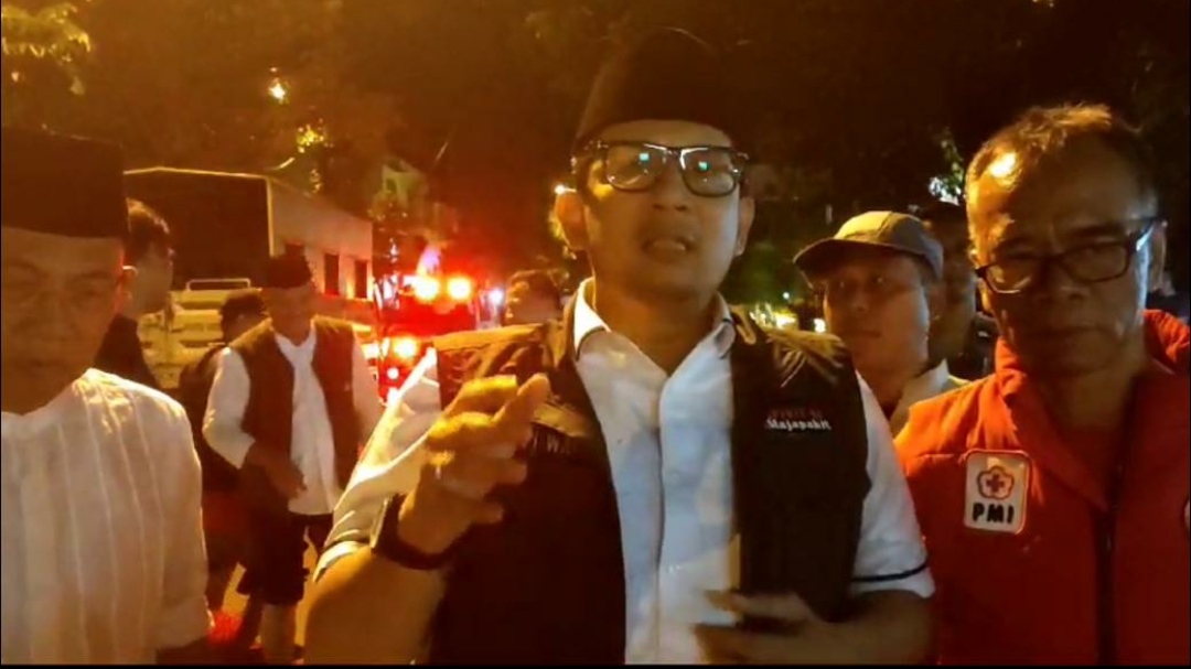 Pj wali Kota Mojokerto memberikan keterangan kepada media saat meninjau terdampak banjir di RSUD Dr Wahidin Sudiro Husodo, Sabtu (9/3/2024). (Erix/kabarterdepan.com) 