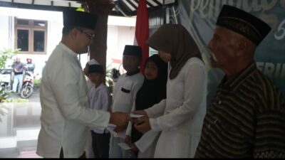 Pj Wali Kota Batu Aries Agung Paewai, saat memberikan bantuan sembako dan santunan kepada KPM. (Yan/kabarterdepan.com)
