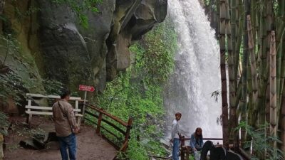 Para wisatawan yang berkunjung menikmati air terjun Coba Lanang. (Yan/kabarterdepan.com)