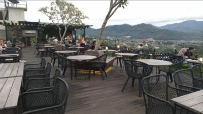 Para pengunjung,saat menikmati menu-menu yang disajikan Manajemen The Batu Hotel & Villas. (Yan/kabarterdepan.com)