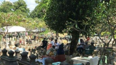 Suasana para peziarah kubur di Semarang, Senin (11/3/2024). (Ahmad/kabarterdepan.com)