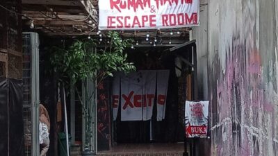 Jalan menuju destinasi wisata horor Excito Rumah Hantu & Escape Room, para pengunjung langsung disambut dengan ornamen hantu yang bernuansa horor. (Yan/kabarterdepan.com) 