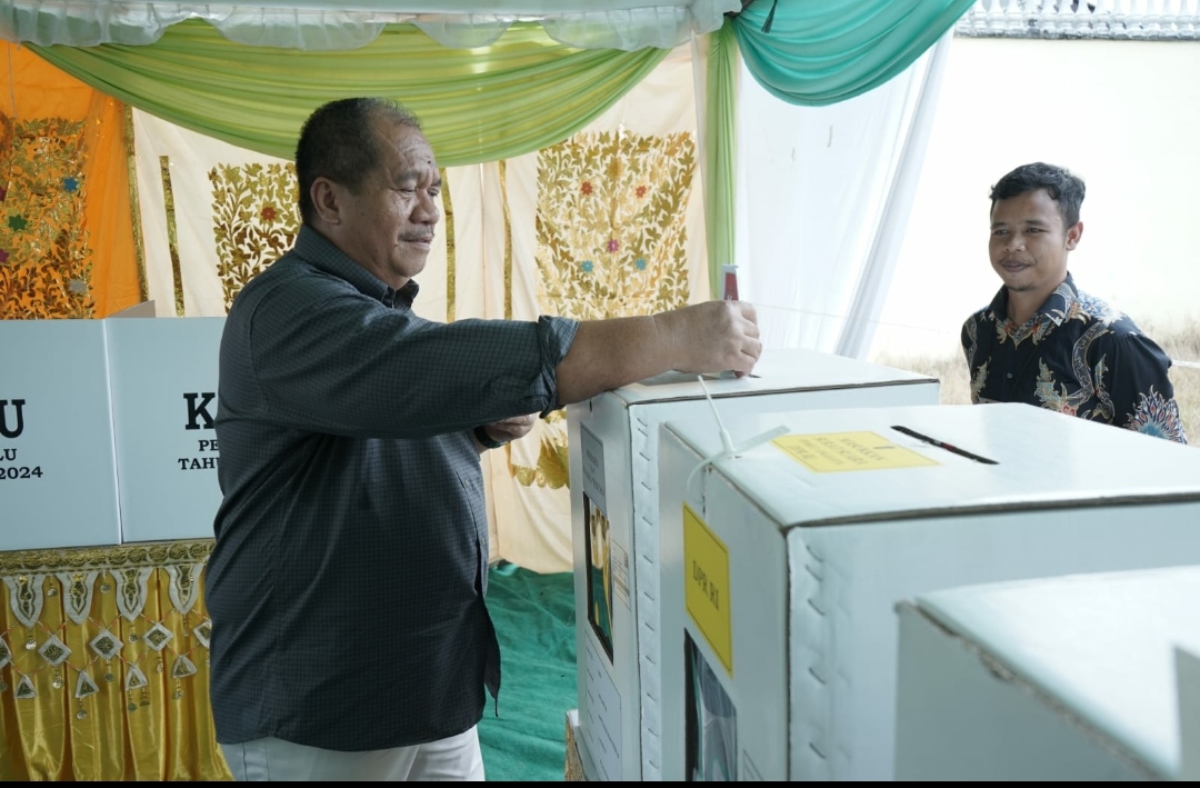 Wakil Bupati Asahan menyalurkan gak politiknya di Pemilu 2024.(adha/kabarterdepan.com) 