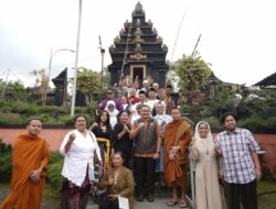 Kunjungi Pura Luhur Giri Arjuna, Pj Wali Kota Batu Berikan Sembako