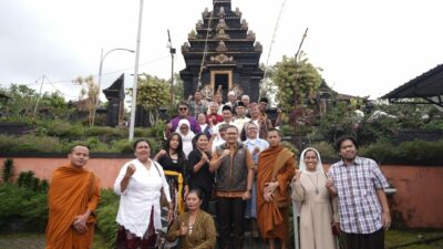 Pj Wali Kota Batu Aris Agung Paewai saat sesi foto bersama di Pura Giri Arjuno. (Yan/kabarterdepan.com)