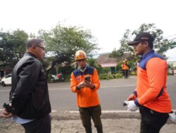 Pj Wali Kota Batu Turun ke Lapangan Bersihkan Pohon Tumbang Akibat Angin Kencang