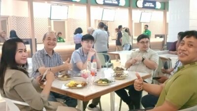 Pengunjung kuliner di area Rasa Pura Ragam Rasa Nusantara Food Court Sunrise Mall saat menikmati menu hidangan yang dipesan, Selasa (12/3/2024). (Joe/kabarterdepan.com)