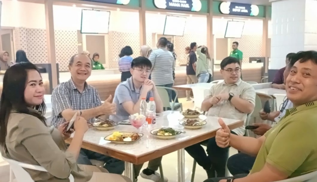 Pengunjung kuliner di area Rasa Pura Ragam Rasa Nusantara Food Court Sunrise Mall saat menikmati menu hidangan yang dipesan, Selasa (12/3/2024). (Joe/kabarterdepan.com) 