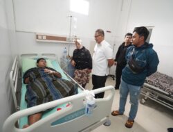 Pj Wali Kota Batu Jenguk Korban Pohon Tumbang