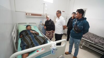 Pj Wali Kota Batu Aries Agung Paewai saat menjenguk korban pohon tumbang di Rumah Sakit Hasta Brata Kota Batu. (Yan/kabarterdepan.com)