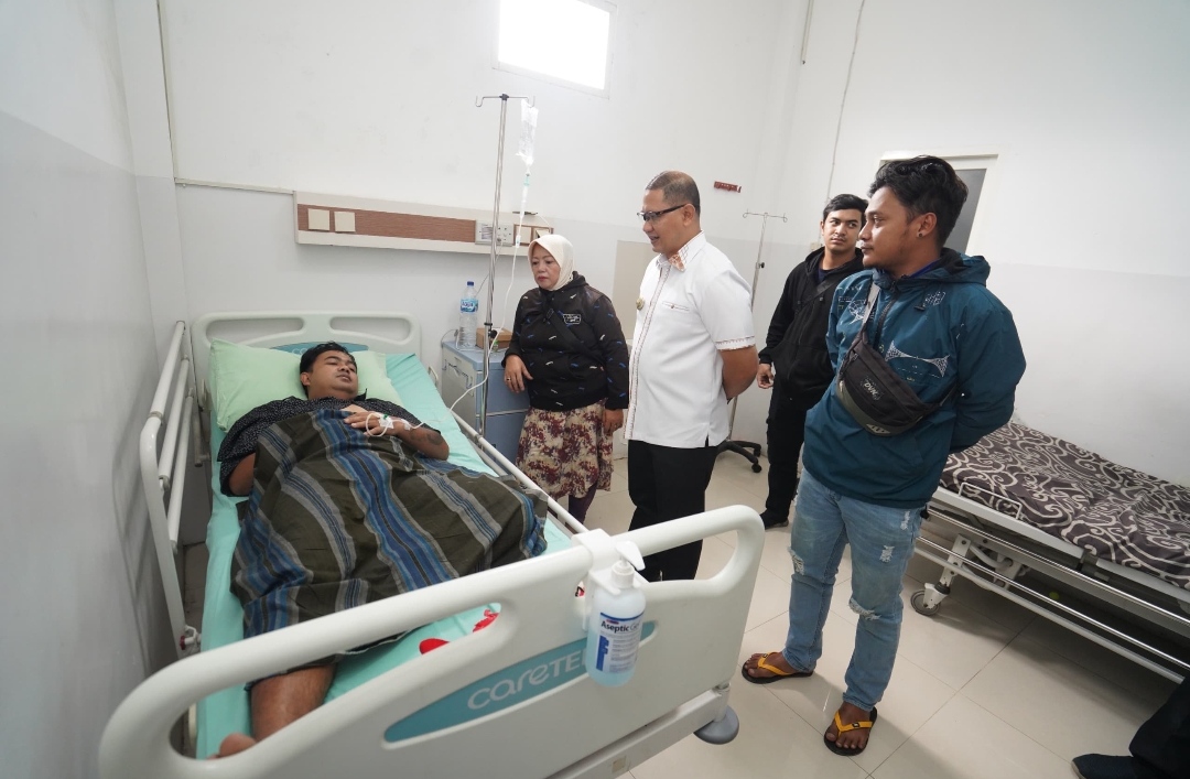 Pj Wali Kota Batu Aries Agung Paewai saat menjenguk korban pohon tumbang di Rumah Sakit Hasta Brata Kota Batu. (Yan/kabarterdepan.com) 
