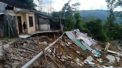 Hujan Lebat Semalam Akibatkan Tanah Longsor di Semarang