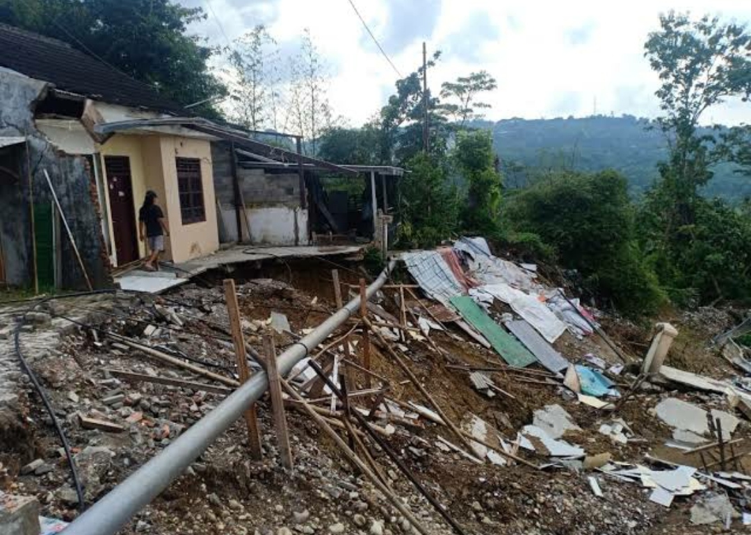 Tanah longsor di Kelurahan Lempong Sari, Sekarang, Kamis (14/3/2024). (Ahmad/kabarterdepan.com) 