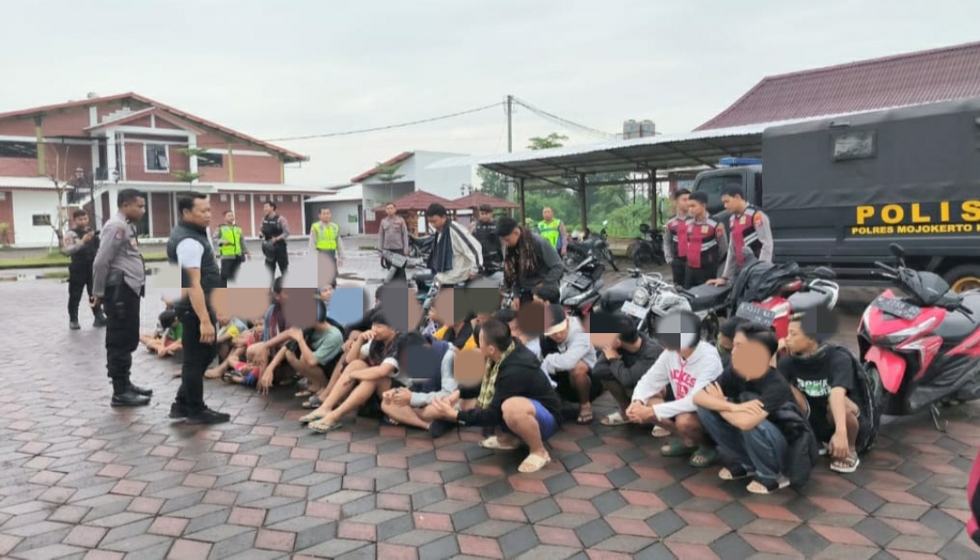 Sejumlah remaja yang diamankan Polres Mojokerto Kota, Kamis (14/3/2024). (Humas Polres Mojokerto Kota) 