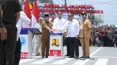 Presiden Jokowi saat meresmikan pelaksanaan inpres jalan daerah Kota Tanjung Balai Sumatera Utara, Kamis (14/3/2024). (Adha/kabarterdepan.com)