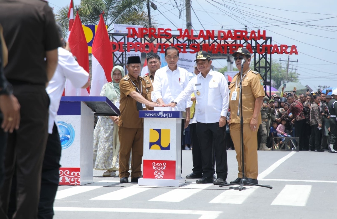 Presiden Jokowi saat meresmikan pelaksanaan inpres jalan daerah Kota Tanjung Balai Sumatera Utara, Kamis (14/3/2024). (Adha/kabarterdepan.com) 
