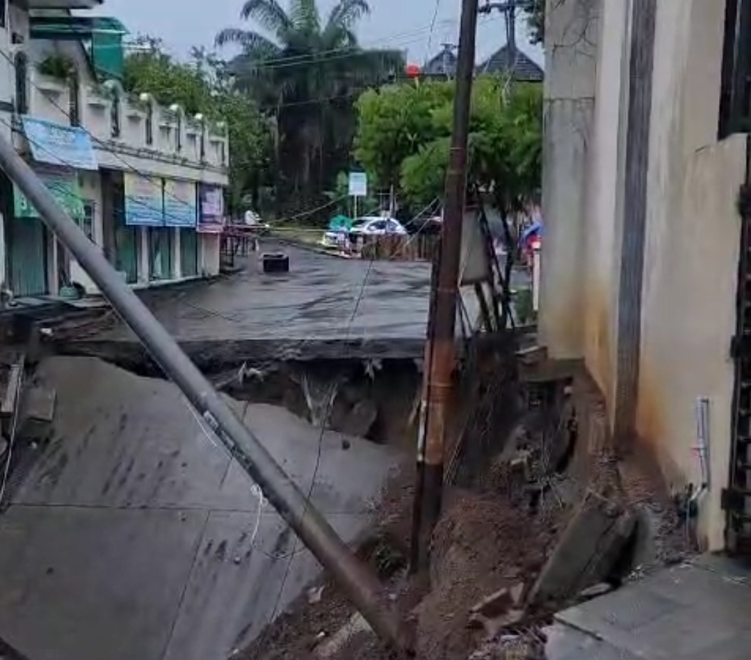 Jalan ambles di perumahan Ngaliyan Semarang. (Ahmad/kabarterdepan.com) 