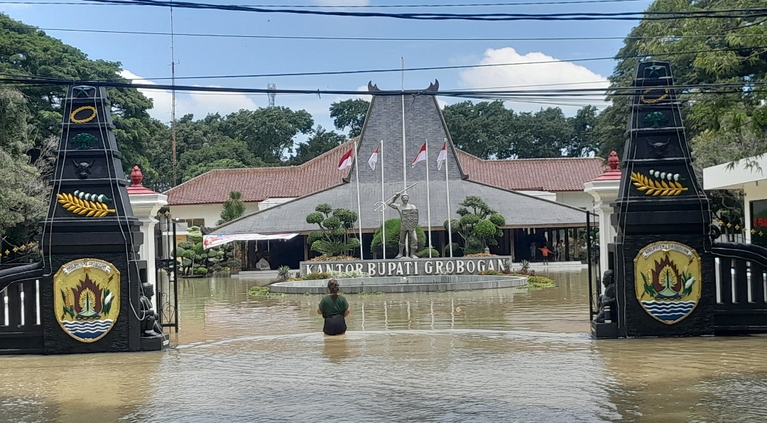 Kantor Bupati Grobogan yang terendam banjir, Jumat (15/3/2024). (Masrikin/kabarterdepan.com) 