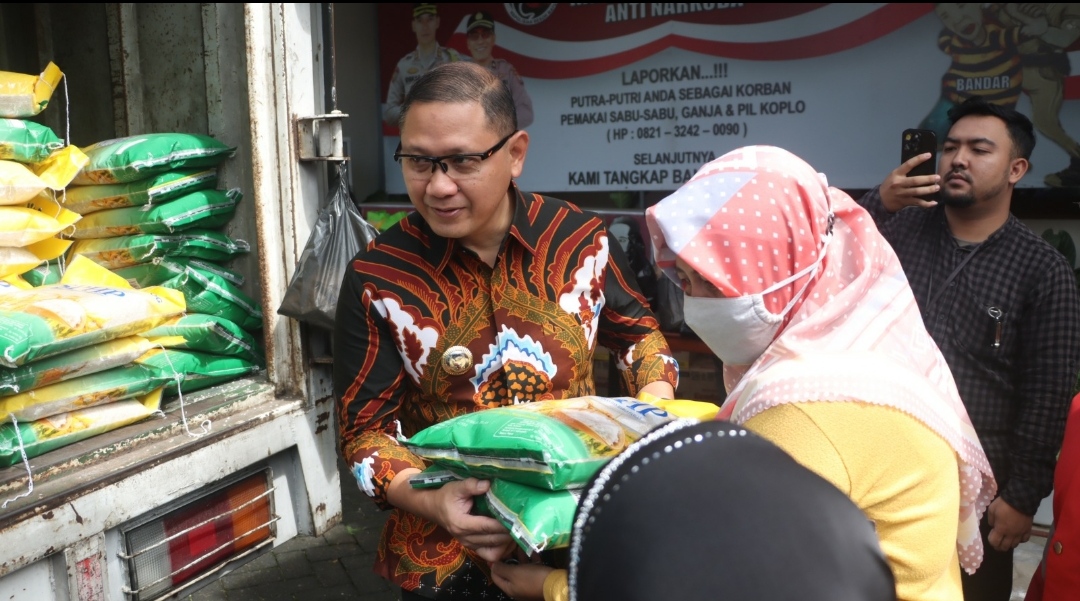 Pj Wali Kota Batu Dr. Aries Agung Paewai saat meninjau Gerakan Pangan Murah di Balai Desa Oro-Oro Ombo. (Yan)