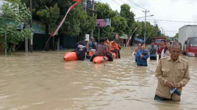 Jalan Protokol Kota di Grobogan Tergenang Banjir, Sejumlah Kendaran Alami Mogok