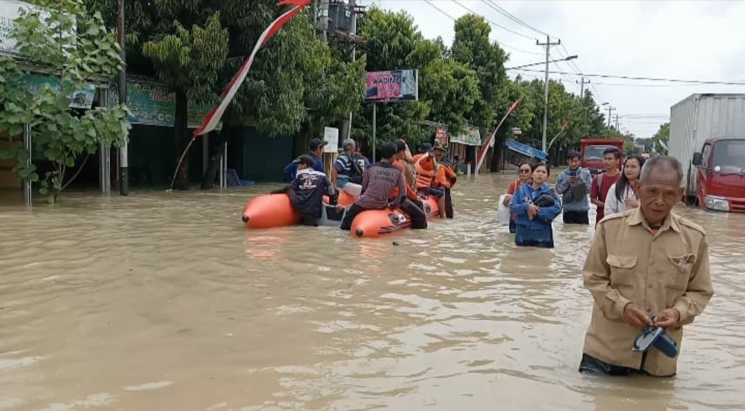 Sejumlah kendaraan di sekitar jalan Pasar Purwodadi Grobogan mengalami mogok karena terendam air, Jumat (15/3/2024). (Masrikin/kabarterdepan.com) 