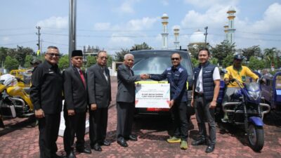 Penyerahan bantuan CSR 1 unit mobil pengangkut sampah dari PT Inalum kepada Pemkab Asahan, Jumat (15/3/2024). (Adha/kabarterdepan.com)