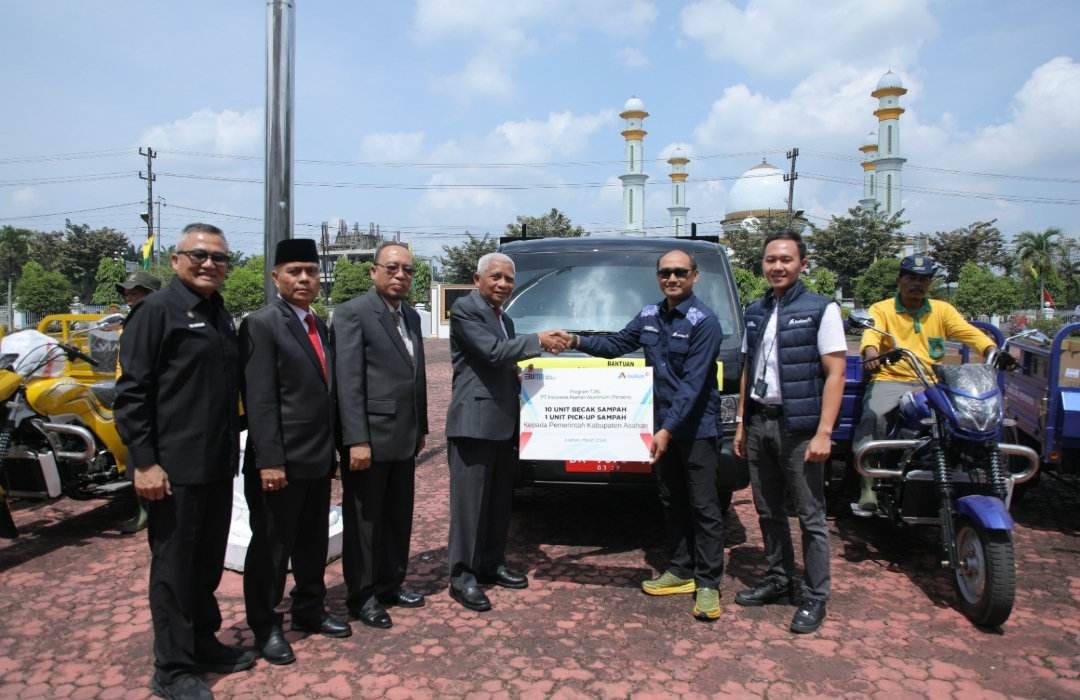 Penyerahan bantuan CSR 1 unit mobil pengangkut sampah dari PT Inalum kepada Pemkab Asahan, Jumat (15/3/2024). (Adha/kabarterdepan.com) 